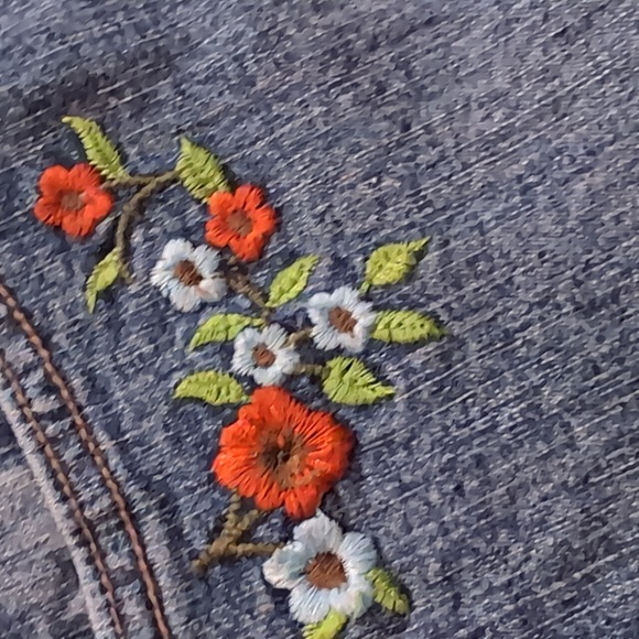Embroidered Jeans Great For Summer 🌞 These Are The perfect Jeans! - Picture 6 of 8